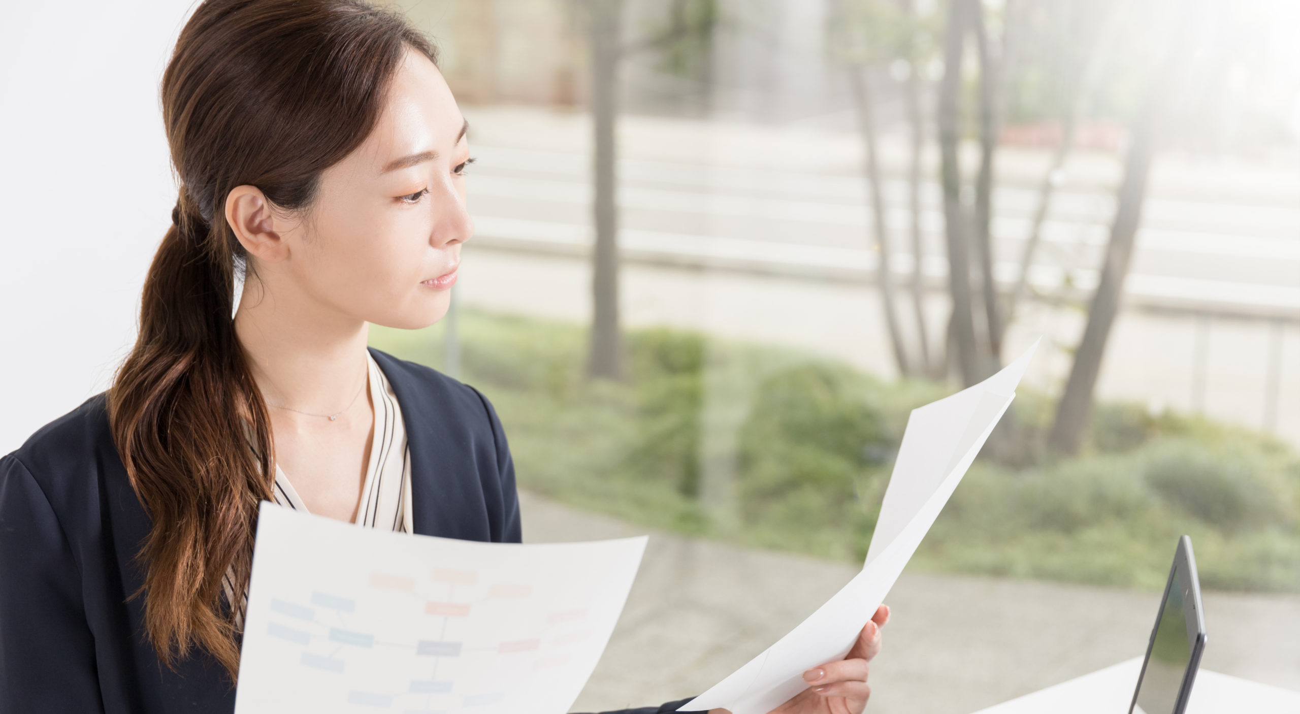 事務作業をする女性